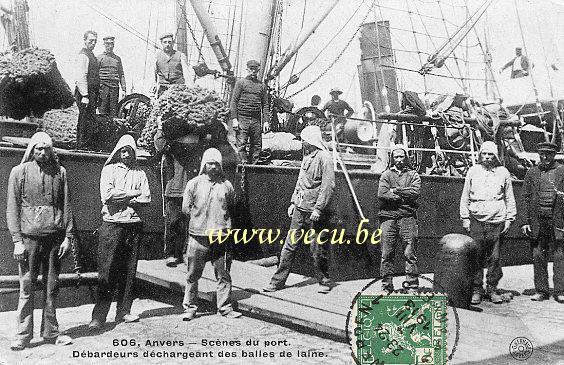 postkaart van Antwerpen Scènes du port - Débardeurs déchargeant des balles de laine
