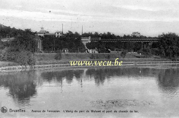ancienne carte postale de Woluwe-St-Pierre Avenue de Tervueren. L'étang du parc de Woluwe et pont du chemin de fer