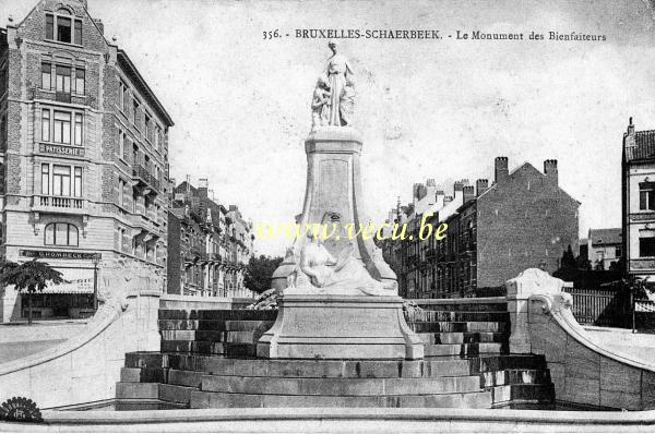 ancienne carte postale de Schaerbeek Le monument des bienfaiteurs et la Patisserie G. Hombeck