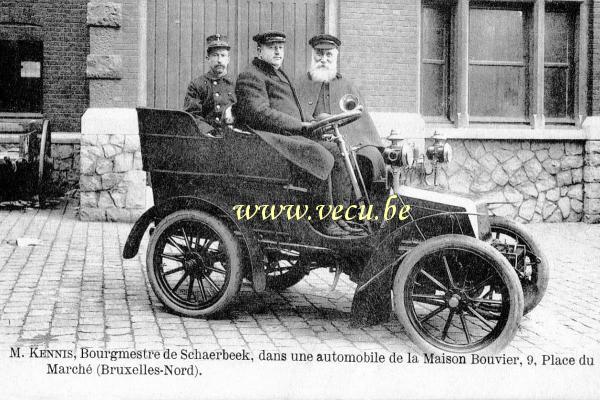 ancienne carte postale de Schaerbeek M. Kennis, Bourgemestre de Schaerbeek dans une auto Bouvier, 9 place du Marché (Solvay)