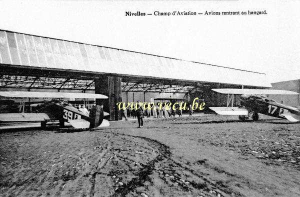 ancienne carte postale de Nivelles Champ d'Aviation  - Avions rentrant au hangar