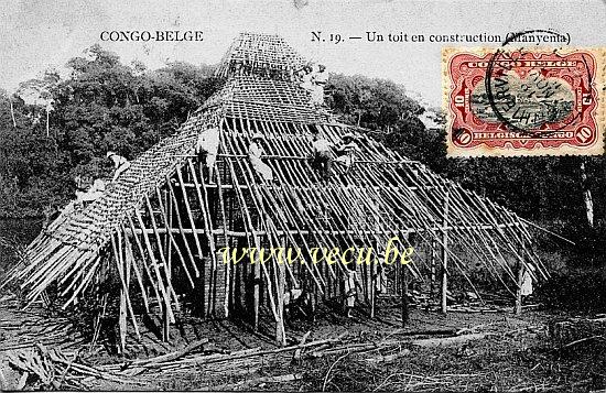 ancienne carte postale de A identifier Un toit en construction (Manyenta)