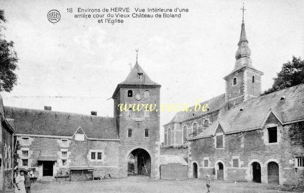 postkaart van Herve Vue intérieure d'une arrière cour du vieux château de Boland et l'église