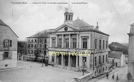 ancienne carte postale de Neufchâteau L'Hôtel de Ville, les Ecoles communales et la Grand'Place
