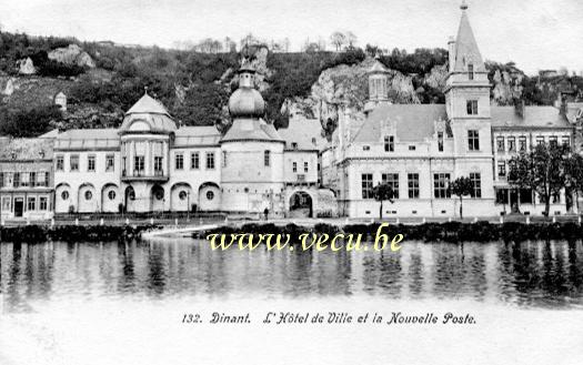 ancienne carte postale de Dinant L'hôtel de ville et la nouvelle poste.