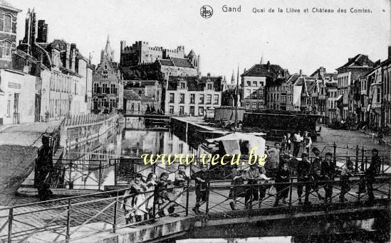 ancienne carte postale de Gand Quai de la Liève et château des Comtes
