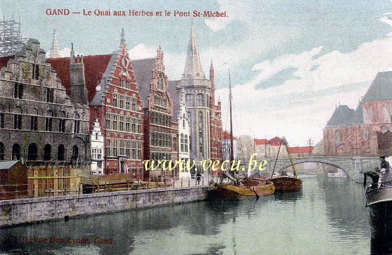 ancienne carte postale de Gand Le Quai aux Herbes et le pont St-Michel