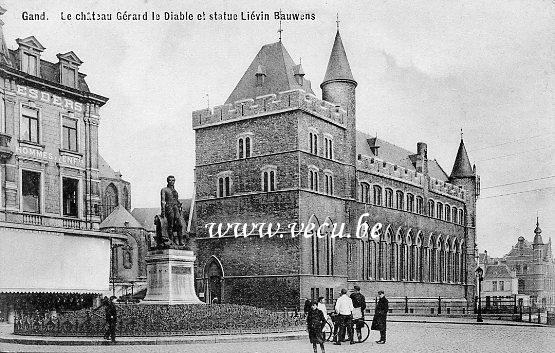 ancienne carte postale de Gand Le Château Gérard le Diable et la statue Liévin Bauwens