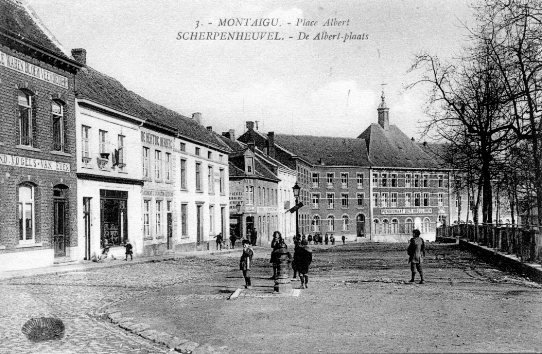 ancienne carte postale de Montaigu Place Albert