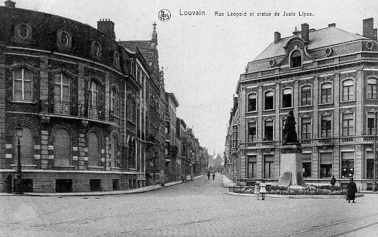 ancienne carte postale de Louvain Rue Léopold et statue de Juste Lipse