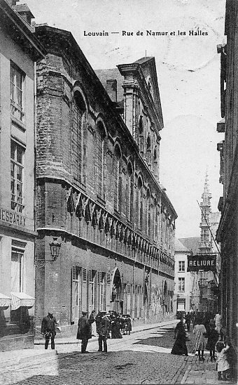 ancienne carte postale de Louvain Rue de Namur et les Halles