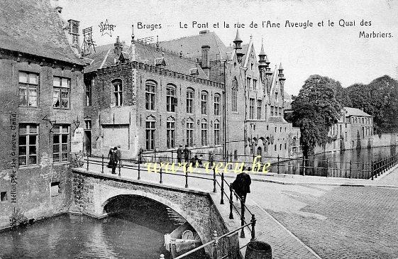 ancienne carte postale de Bruges Le Pont et la rue de l'Ane aveugle et le Quai des Marbriers