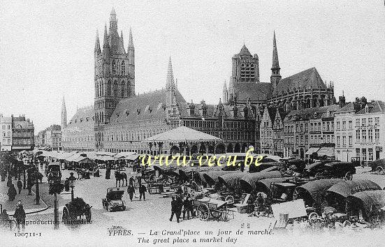 postkaart van Ieper La Grand'place un jour de marché