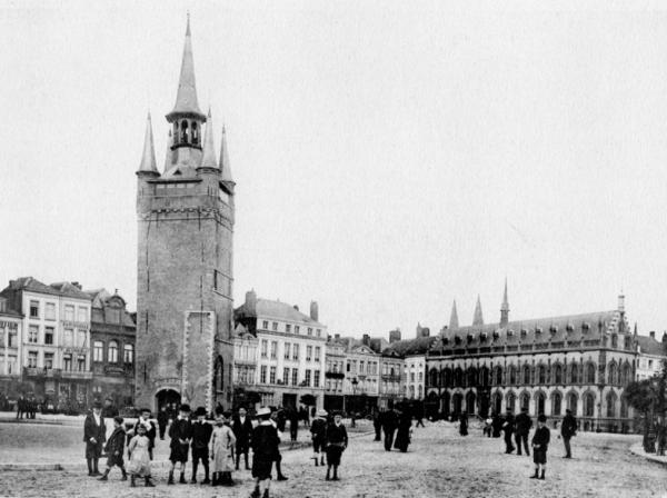 ancienne carte postale de Courtrai Le marché, la place et l'hôtel de ville
