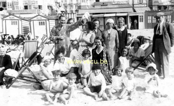 ancienne carte postale de La Panne En famille sur la plage de La Panne devant la grande patisserie Englebert