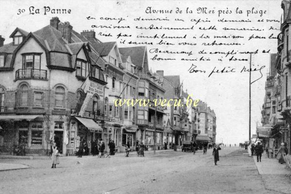 ancienne carte postale de La Panne Avenue de la mer près la plage