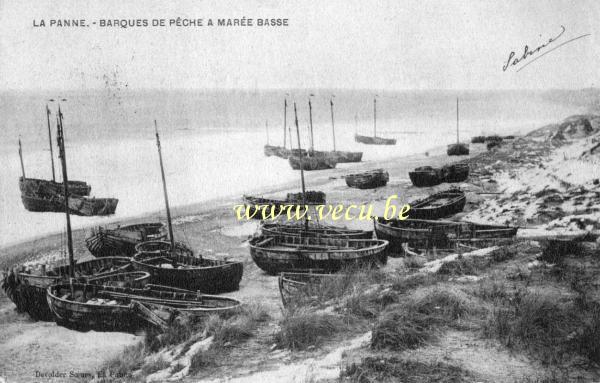 ancienne carte postale de La Panne Barques de pêche à marée basse