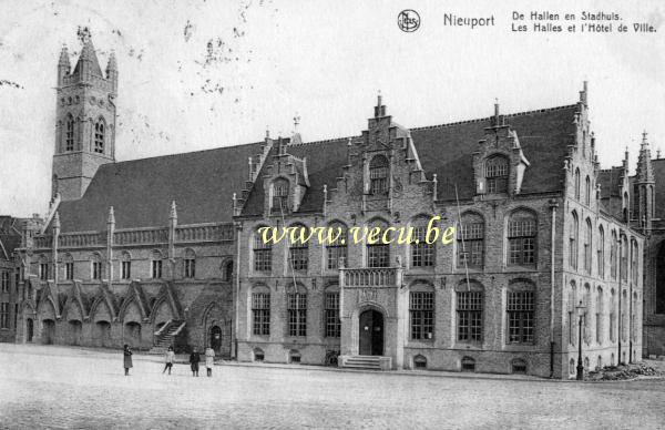 postkaart van Nieuwpoort De Hallen en stadhuis