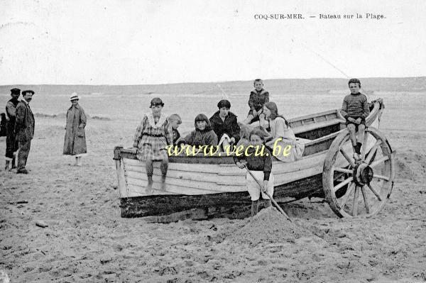 ancienne carte postale de Le Coq Bateau sur la plage