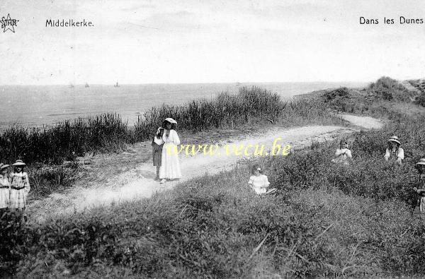 ancienne carte postale de Middelkerke Dans les dunes