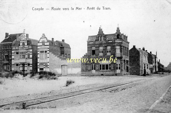 ancienne carte postale de Coxyde Route vers la mer - Arrêt du tram