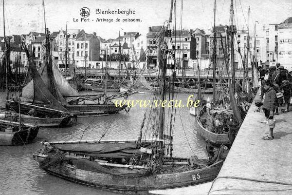 ancienne carte postale de Blankenberge Le Port - Arrivage de poissons