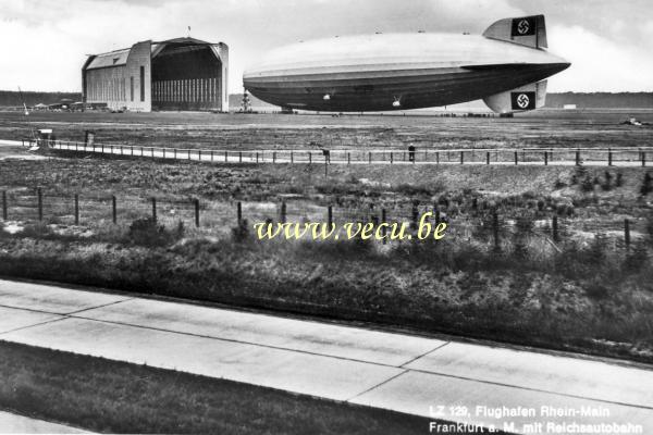 ancienne carte postale de Dirigeables Zeppelin a l'aéroport de Francfort