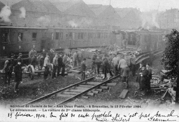 ancienne carte postale de Train Accident de chemin de fer aux deux ponts à Bruxelles, le 15 février 1904. Le déblaiement.