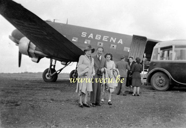 photo ancienne  d'avions   Passagers posant devant l'objectif avant d'embarquer dans un avion Sabena