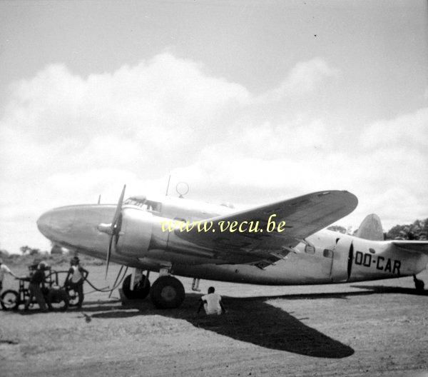 photo ancienne  d'avions   Mise à niveau du réservoir d'un avion à Kindu (Congo) le 29-11-1946