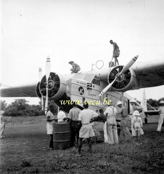 photo ancienne  d'avions   Ligne Alger-Congo. Remplissage des réservoirs.
