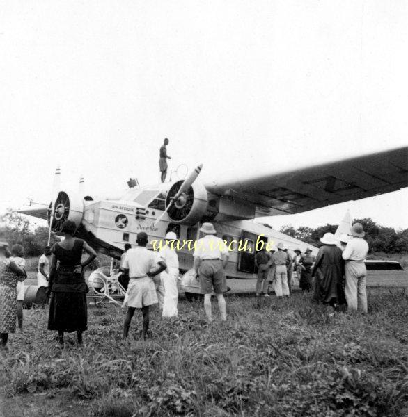 photo ancienne  d'avions   Ligne Alger-Congo.Derniers préparatifs avant l'embarquement.