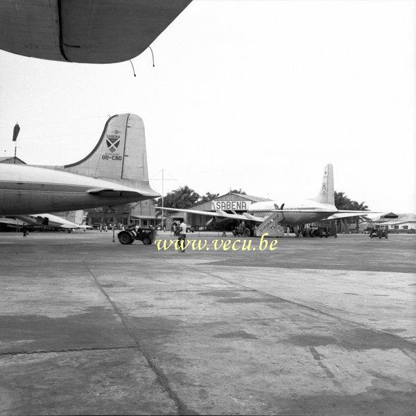photo ancienne  d'avions   Hangar de la Sabena, déchargement et entretien des avions