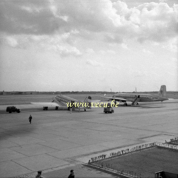 photo ancienne  d'avions   Préparation des avions avant le décollage