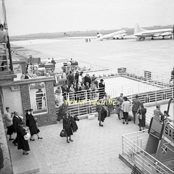 photo ancienne  d'avions   Passagers en attente d'embarquement