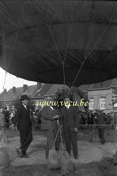 photo ancienne  de ballons   Derniers préparatifs et poses avant le décollage du ballon