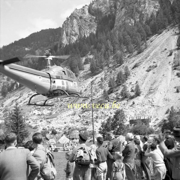photo ancienne  d'hélicoptères   Attroupement au décollage/atterrissage d'un hélicoptère de secours en montagne