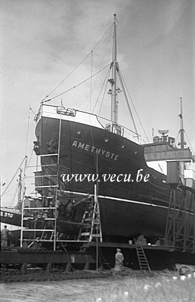 photo ancienne  de cargos  Echaffaudage sur la proue du Cargo Amethyste