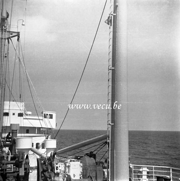 photo ancienne  de cargos  Vue du pont et des mats prise de l'avant du navire