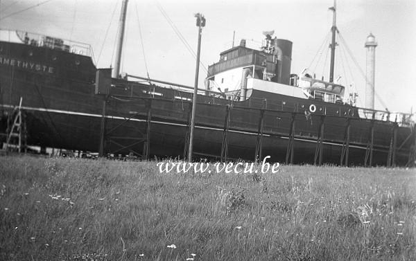 photo ancienne  de cargos  Cargo Amethyste sorti de l'eau pour entretien/réparations