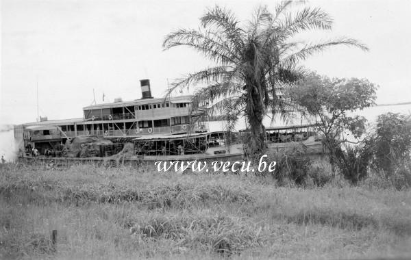 photo ancienne  de bateaux fluviaux  Bateaux chargés le long de la rive du fleuve Congo