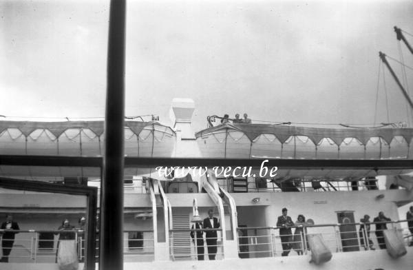 photo ancienne  de paquebots  Sur le pont au départ du paquebot