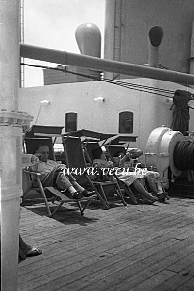 photo ancienne  de paquebots  Lecture et repos dans les transats sur le pont