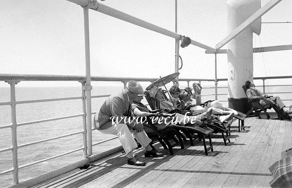 photo ancienne  de paquebots  Bain de soleil sur le pont du Patria