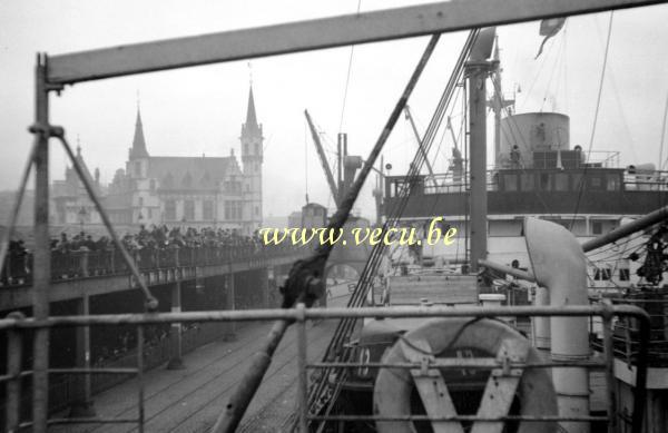 photo ancienne  de paquebots  Départ d'un bateau de la Compagnie maritime Belge pour le Congo