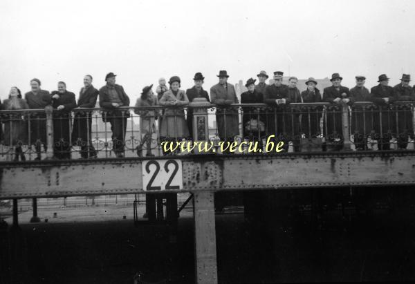 photo ancienne  de paquebots  La foule et un gendarme assistent au départ d'un bateau de la CMB pour le Congo