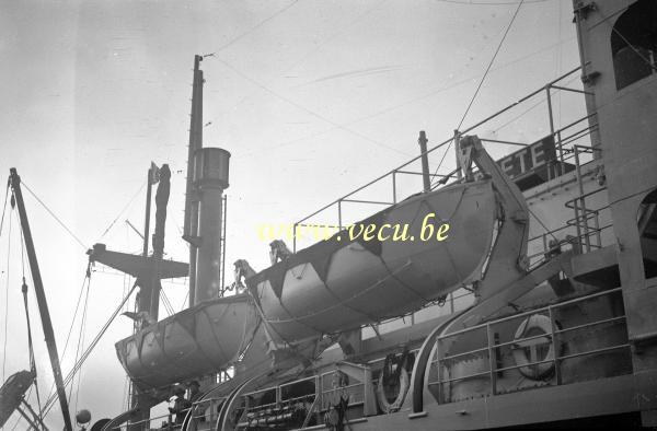 photo ancienne  de paquebots  Steenstraete, bateau de la compagnie maritime Belge - Embarquement pour le Congo