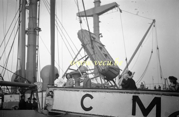 photo ancienne  de paquebots  Embarquement à bord du Steenstraete