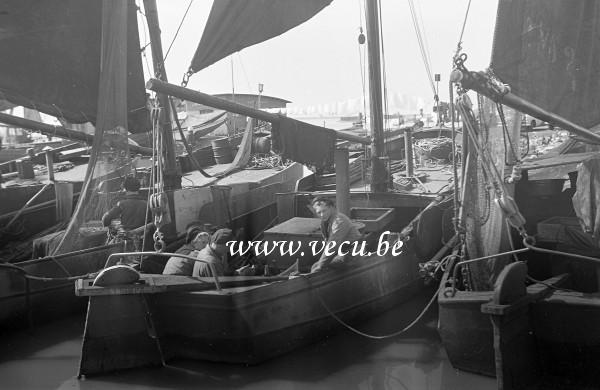 photo ancienne  de bateaux de pêche  Préparation et nettoyage des bateaux à quai