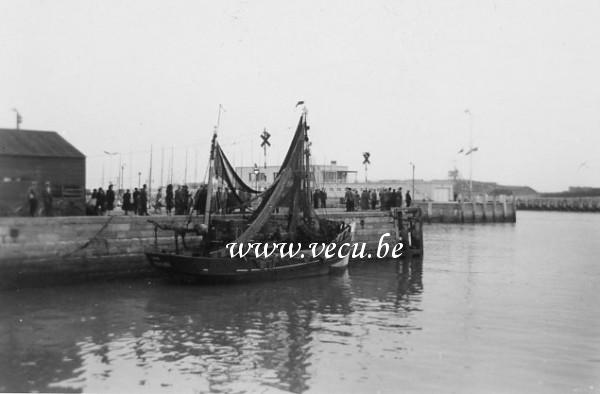 photo ancienne  de bateaux de pêche  La criée à Ostende - Quai des pêcheurs